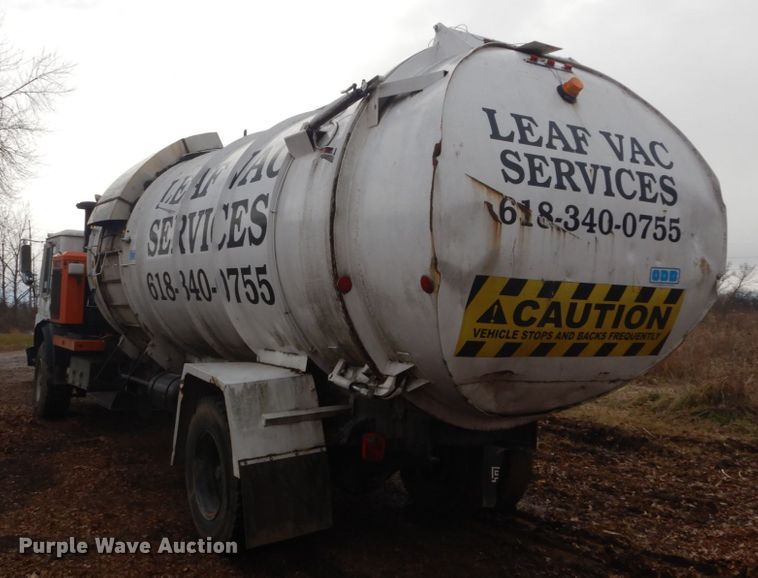 image for item DI1082 1986 Mack MR685RP  vacuum truck
