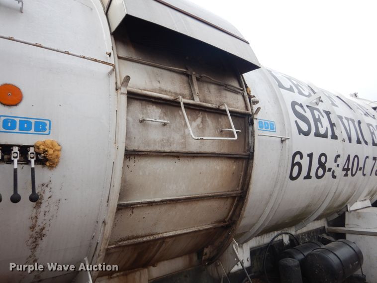 image for item DI1082 1986 Mack MR685RP  vacuum truck