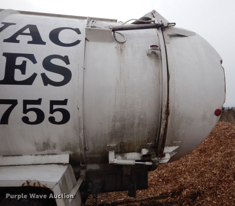 image for item DI1082 1986 Mack MR685RP  vacuum truck