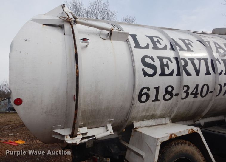 image for item DI1082 1986 Mack MR685RP  vacuum truck