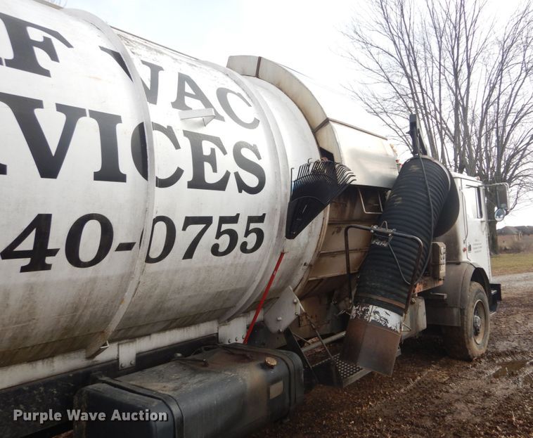 image for item DI1082 1986 Mack MR685RP  vacuum truck