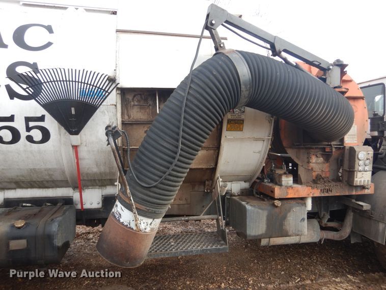 image for item DI1082 1986 Mack MR685RP  vacuum truck