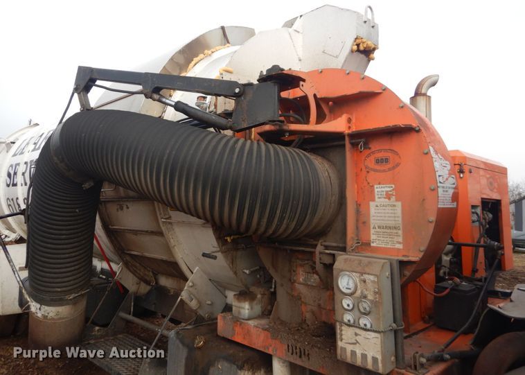 image for item DI1082 1986 Mack MR685RP  vacuum truck