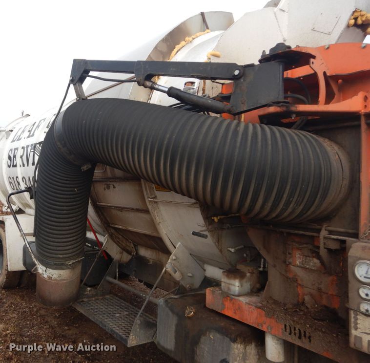 image for item DI1082 1986 Mack MR685RP  vacuum truck