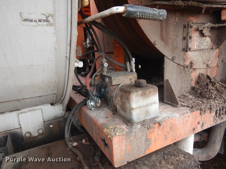 image for item DI1082 1986 Mack MR685RP  vacuum truck