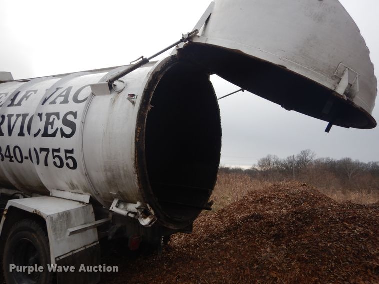 image for item DI1082 1986 Mack MR685RP  vacuum truck