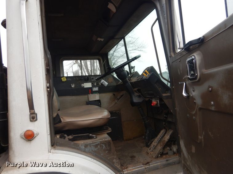 image for item DI1082 1986 Mack MR685RP  vacuum truck