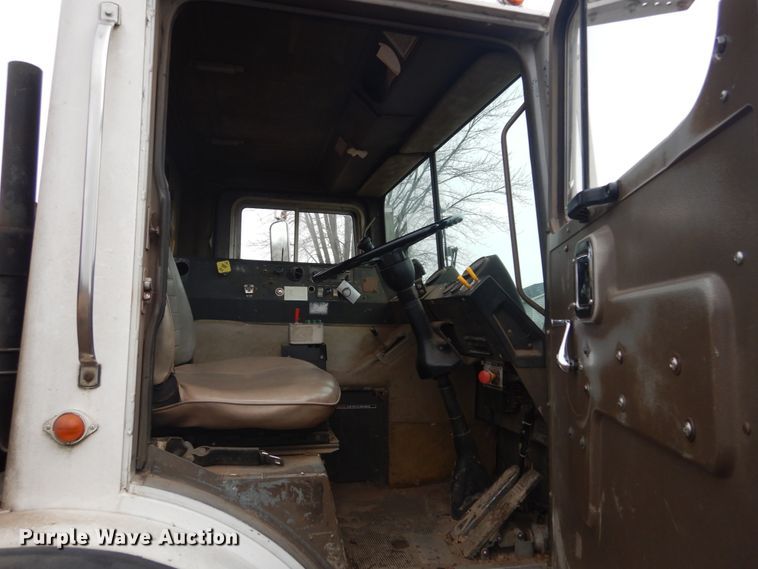 image for item DI1082 1986 Mack MR685RP  vacuum truck