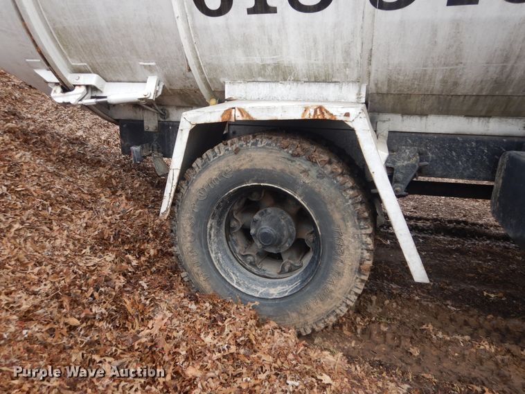 image for item DI1082 1986 Mack MR685RP  vacuum truck