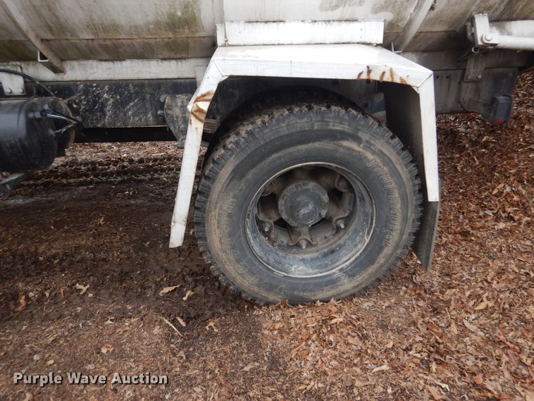image for item DI1082 1986 Mack MR685RP  vacuum truck