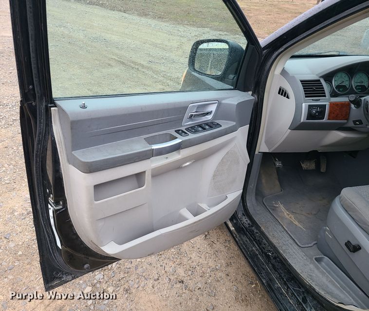 image for item DN5996 2008 Chrysler Town & Country  van