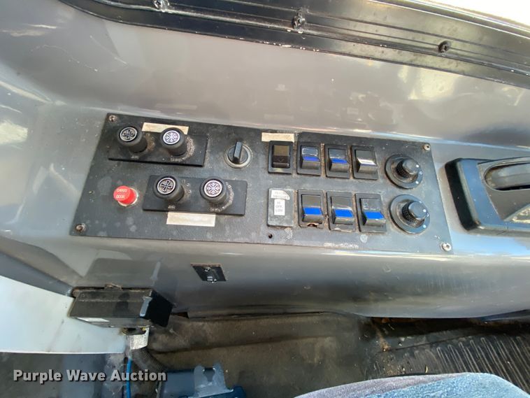 image for item EL9611 2005 Freightliner Champion  coach bus