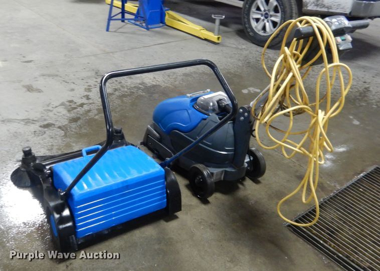 image for item FA9466 (2) floor cleaning machines