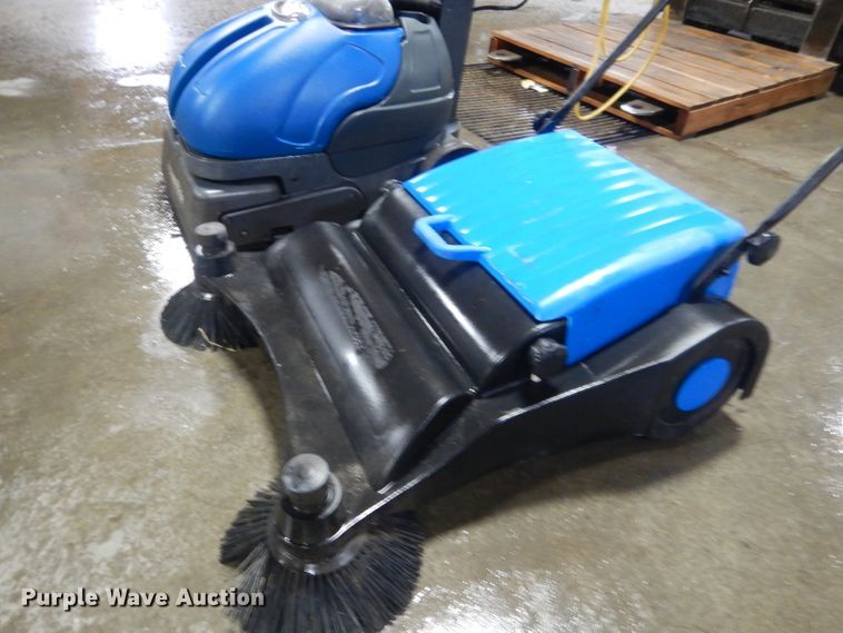 image for item FA9466 (2) floor cleaning machines