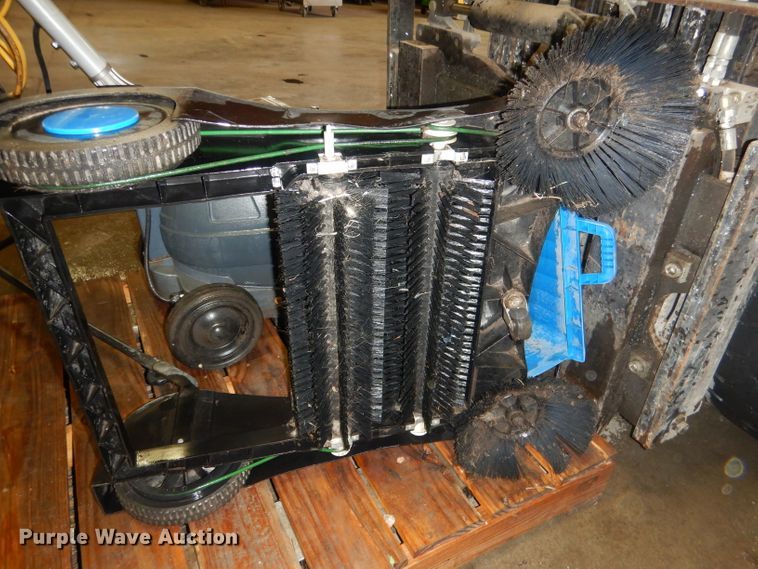 image for item FA9466 (2) floor cleaning machines