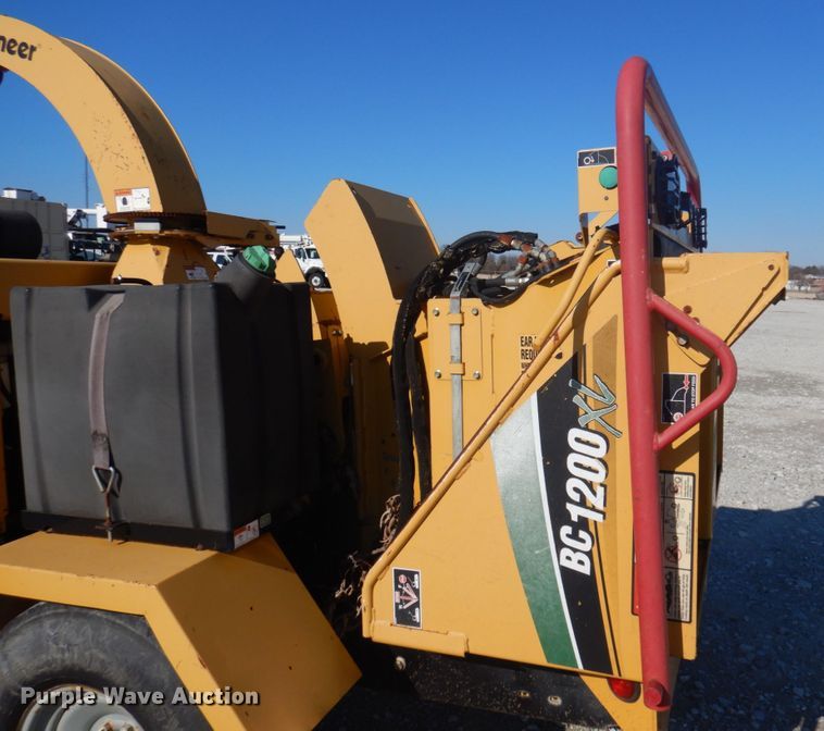 image for item GG9267 2010 Vermeer BC1200XL  wood chipper