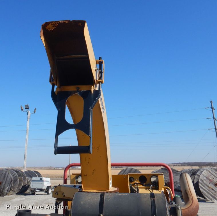 image for item GG9267 2010 Vermeer BC1200XL  wood chipper