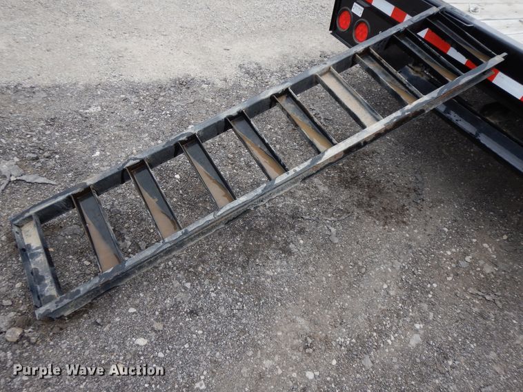 image for item GG9315 2017 PJ Deckover F8242  equipment trailer