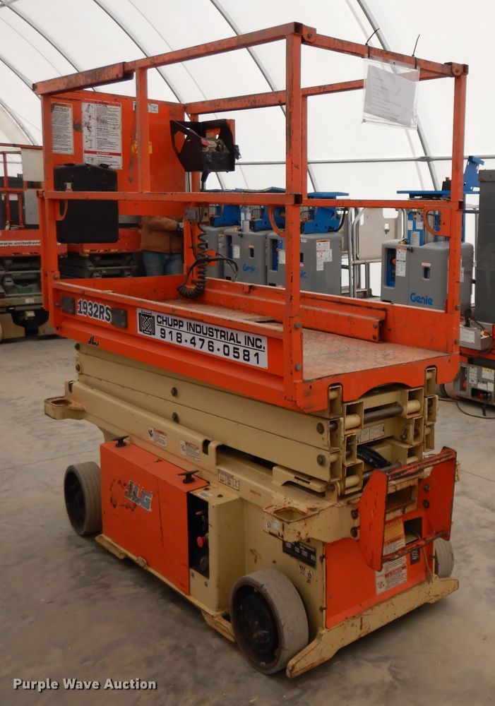 image for item GG9316 2014 JLG 1932RS  scissor lift