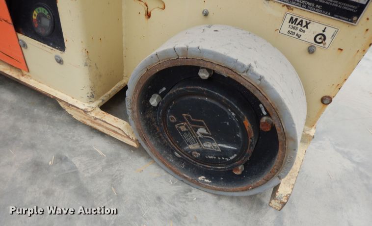 image for item GG9316 2014 JLG 1932RS  scissor lift