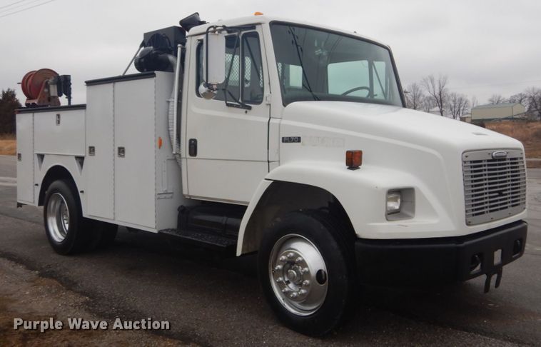 image for item GT9507 2004 Freightliner FL70  utility / service truck