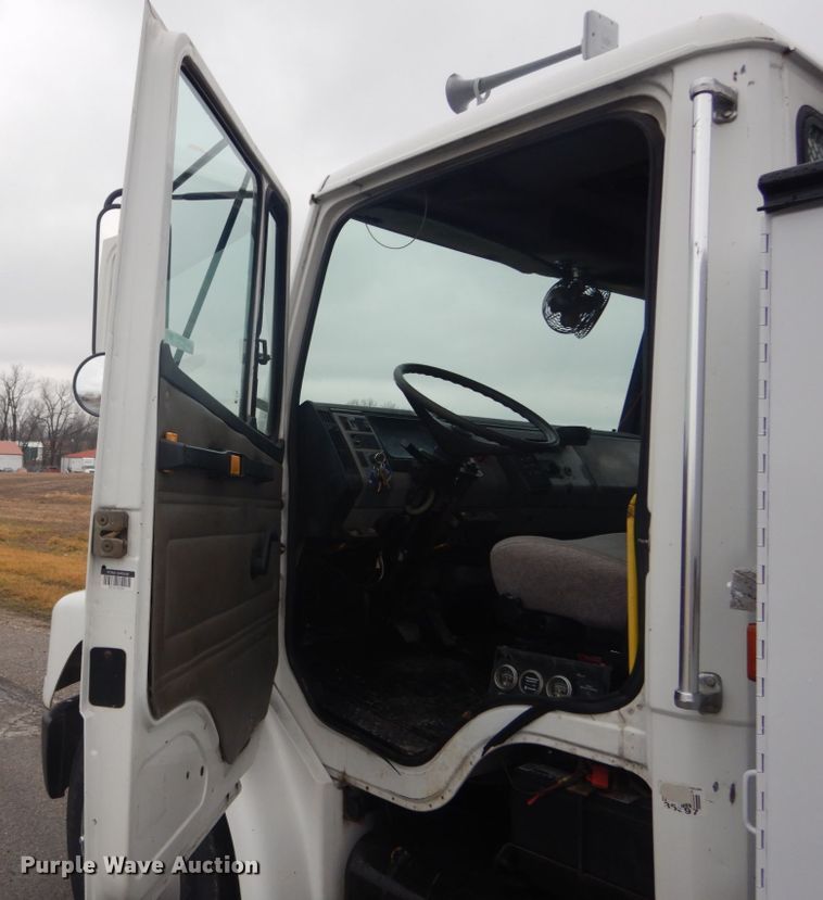 image for item GT9507 2004 Freightliner FL70  utility / service truck