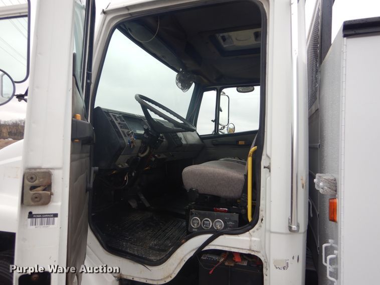 image for item GT9507 2004 Freightliner FL70  utility / service truck