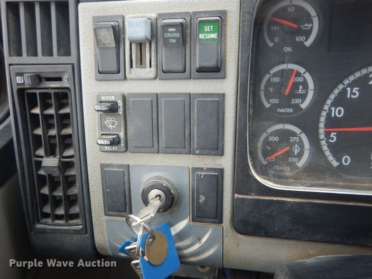 image for item GT9507 2004 Freightliner FL70  utility / service truck