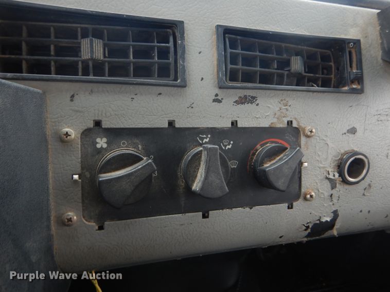 image for item GT9507 2004 Freightliner FL70  utility / service truck