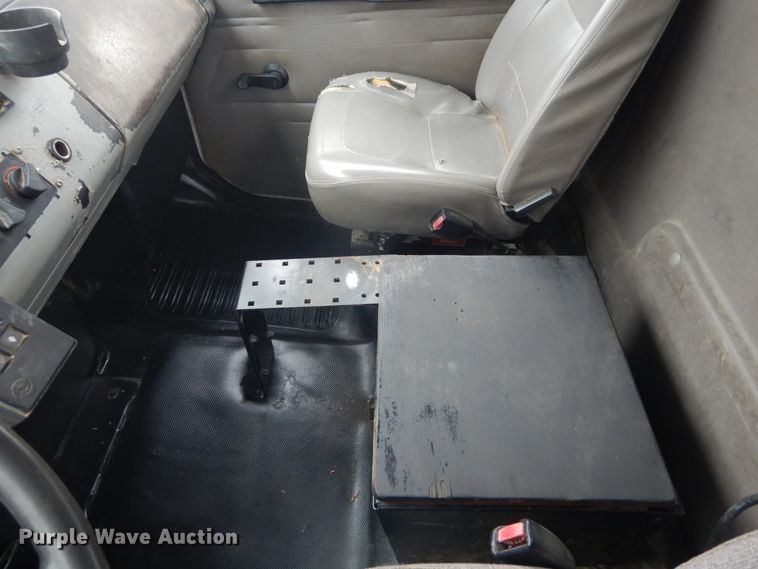 image for item GT9507 2004 Freightliner FL70  utility / service truck