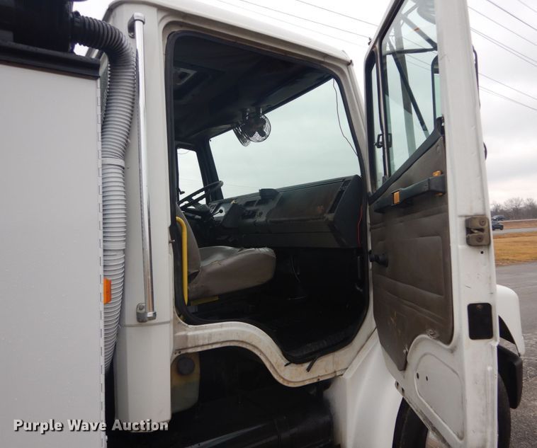 image for item GT9507 2004 Freightliner FL70  utility / service truck