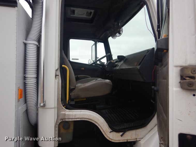 image for item GT9507 2004 Freightliner FL70  utility / service truck