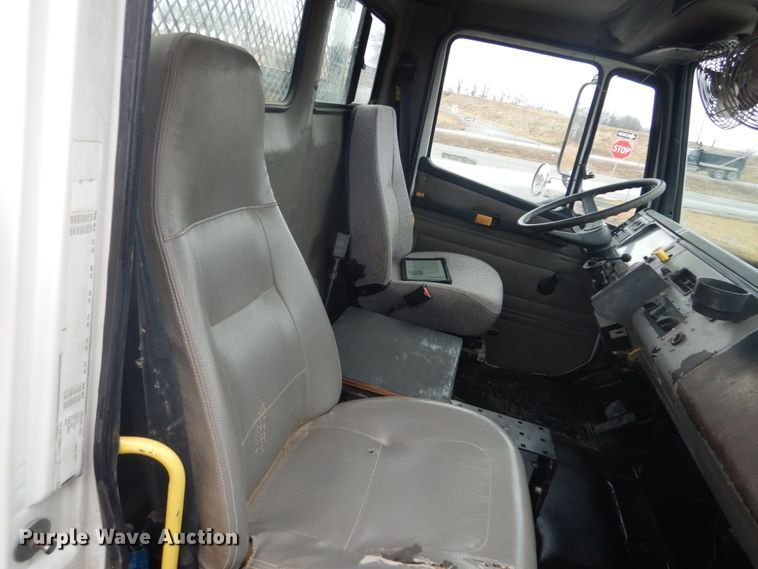 image for item GT9507 2004 Freightliner FL70  utility / service truck