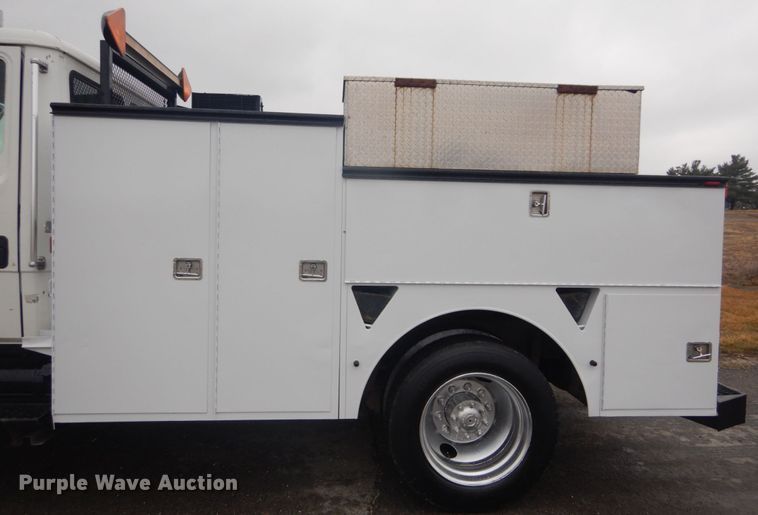 image for item GT9507 2004 Freightliner FL70  utility / service truck