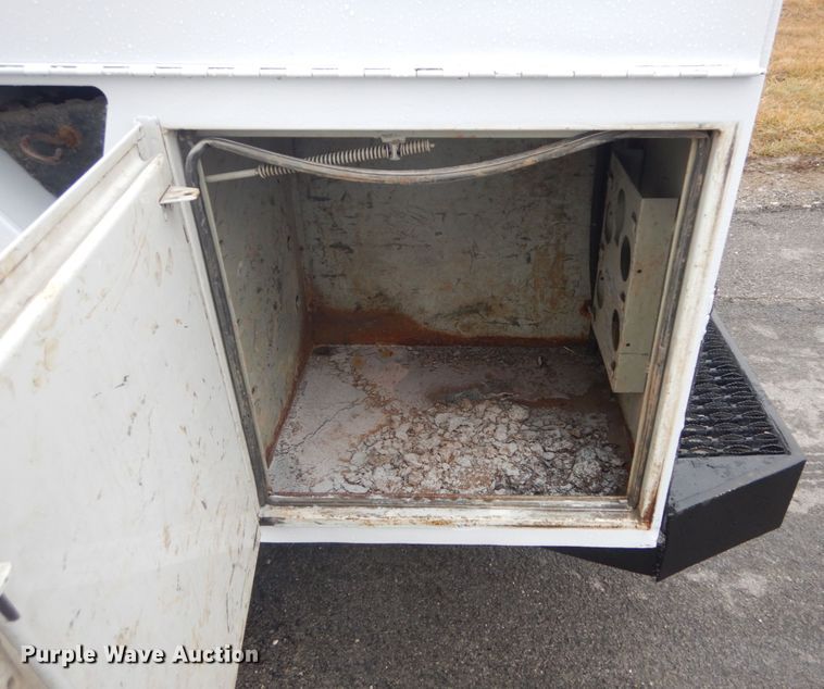 image for item GT9507 2004 Freightliner FL70  utility / service truck