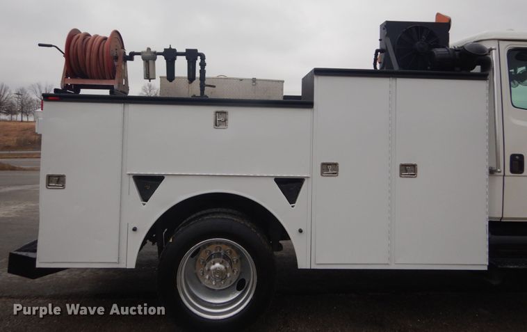 image for item GT9507 2004 Freightliner FL70  utility / service truck