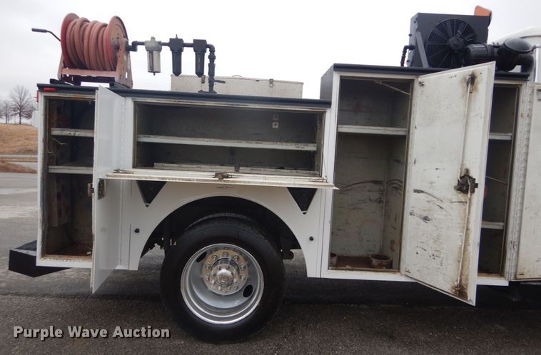 image for item GT9507 2004 Freightliner FL70  utility / service truck