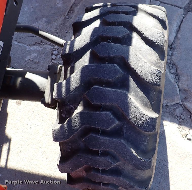 image for item HC9807 Kubota B2320HSD  MFWD tractor