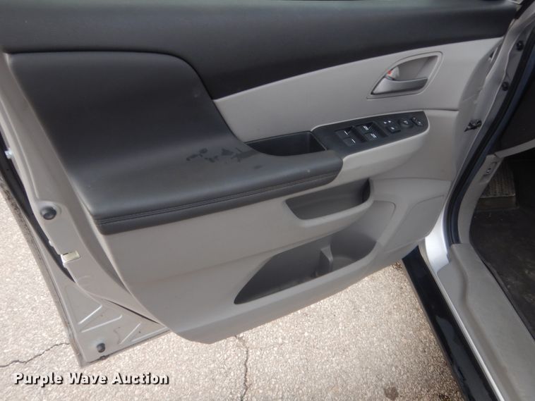 image for item HG9774 2013 Honda Odyssey  van