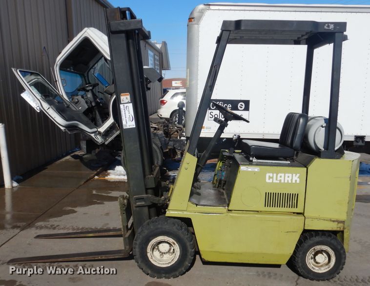 image for item HI9025 Clark DF7735  forklift