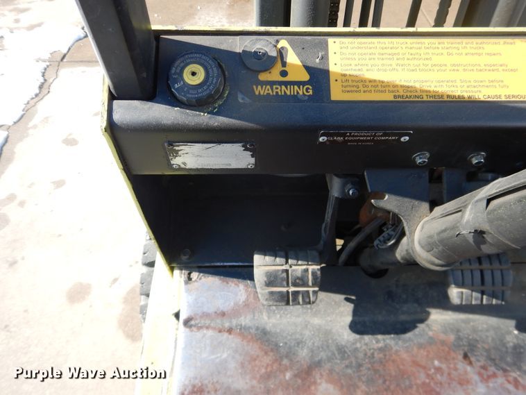 image for item HI9025 Clark DF7735  forklift