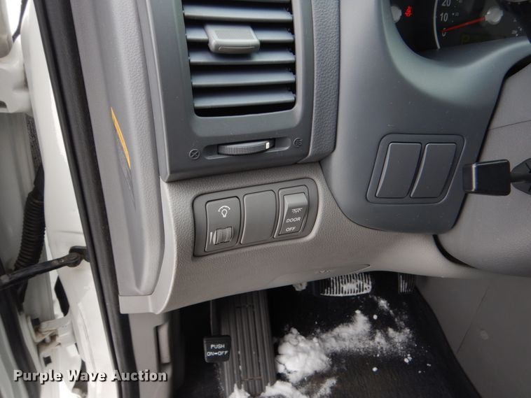 image for item HS9816 2012 Kia Sendona  van