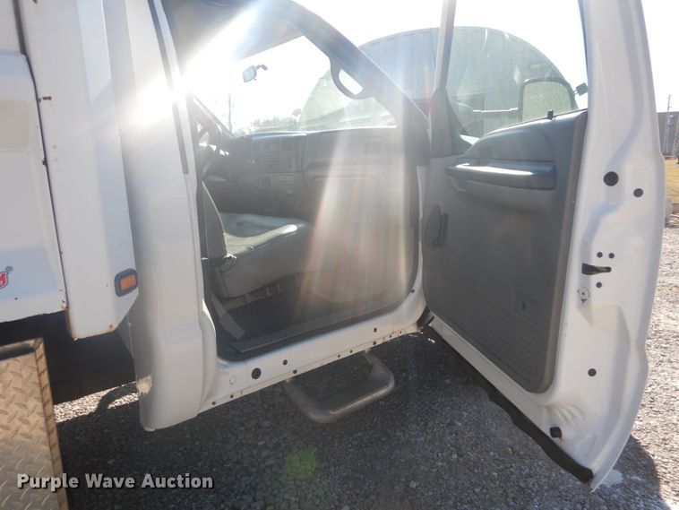 image for item HV9608 2002 Ford F550  dump truck