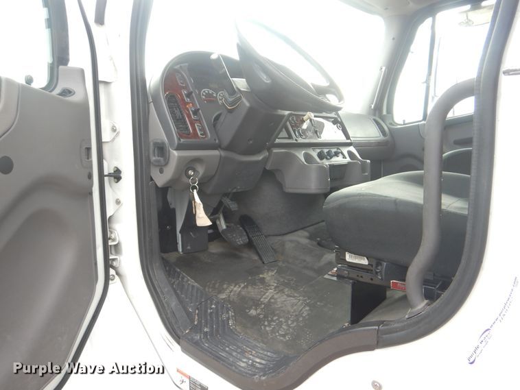 image for item HX9102 2013 Freightliner M2 106  flatbed truck