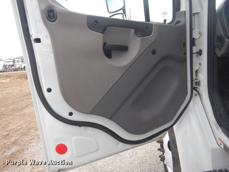 image for item HX9102 2013 Freightliner M2 106  flatbed truck