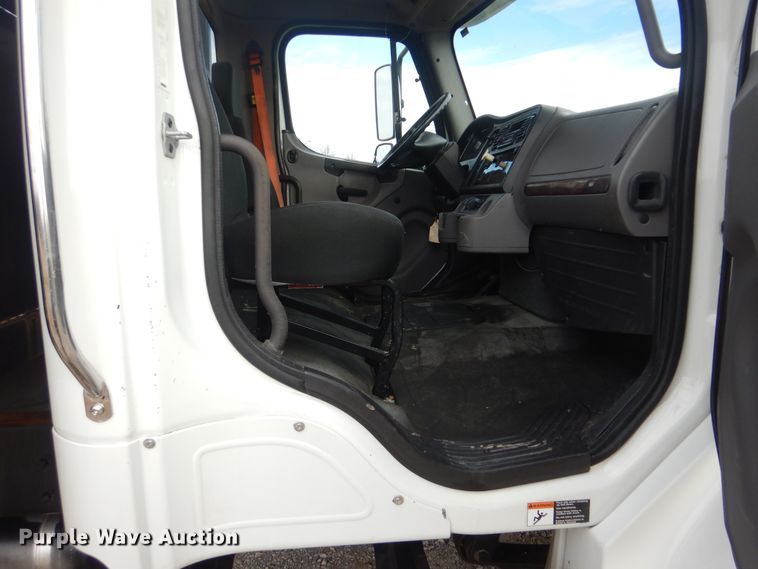 image for item HX9102 2013 Freightliner M2 106  flatbed truck