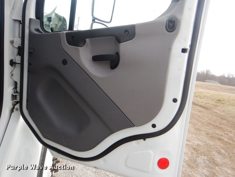 image for item HX9102 2013 Freightliner M2 106  flatbed truck