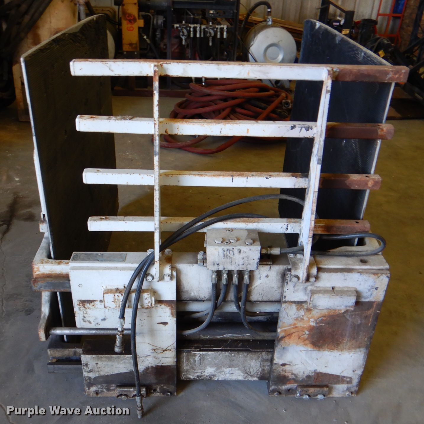 Forklift squeeze clamp in Justin, TX Item DH5437 sold Purple Wave