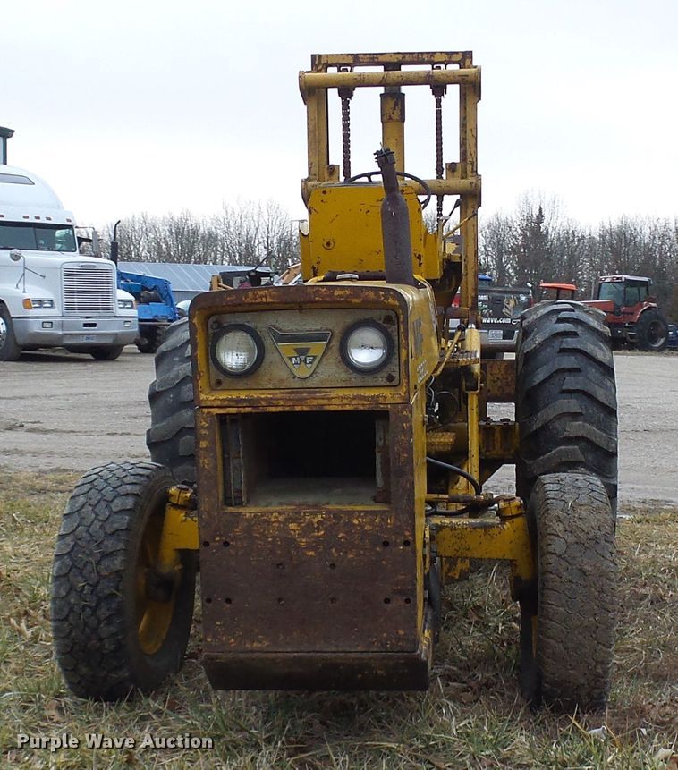 image for item DC2821 Massey Ferguson MF2200  forklift