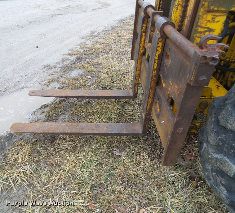 image for item DC2821 Massey Ferguson MF2200  forklift